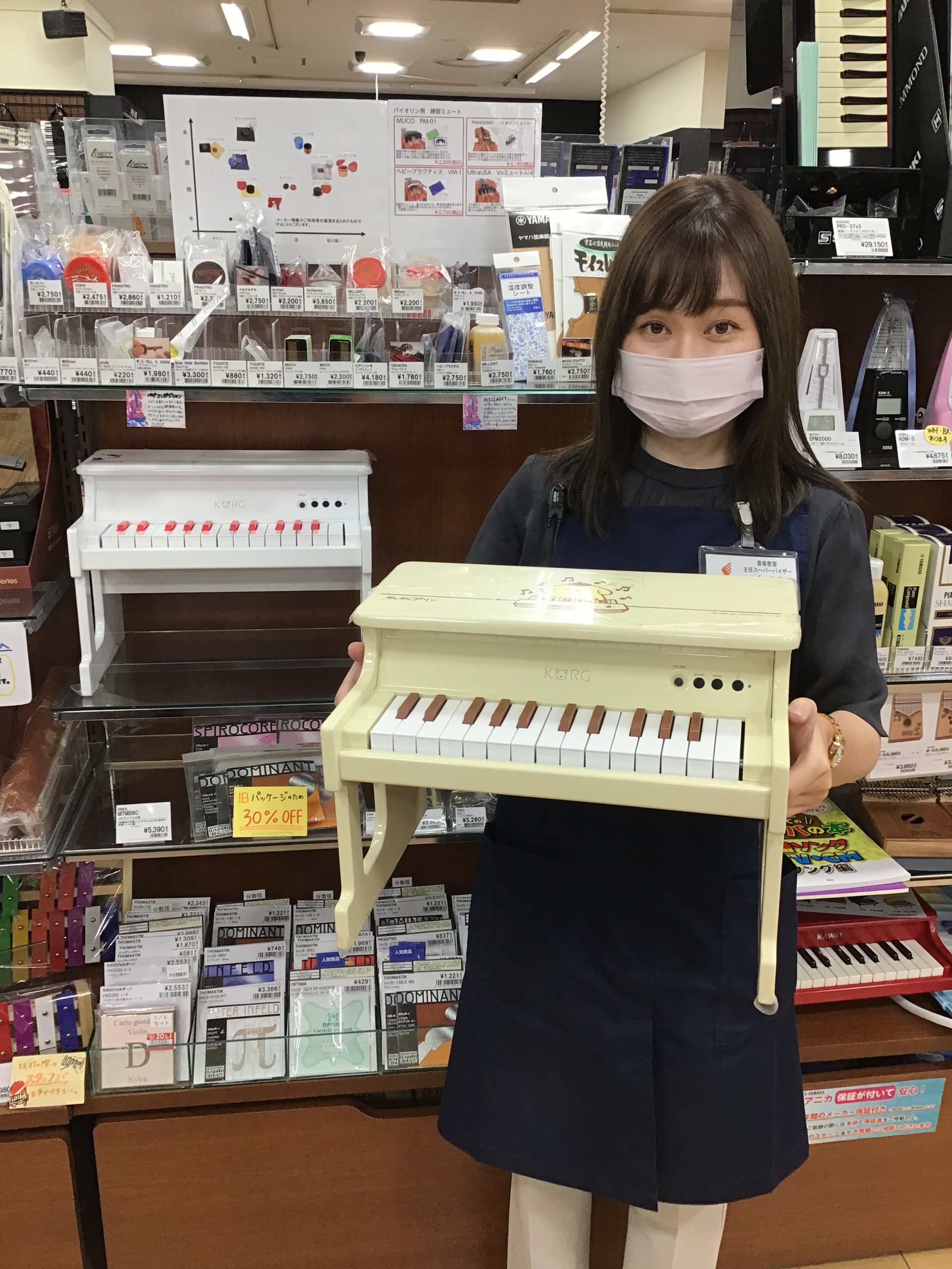 *見た目はかわいく、音は本格派のタイニーピアノ 子供から大人まで、みんな大好きハローキティとポムポムプリンのtinyPIANOが数量限定で特価販売です。 キュートな天板とそれぞれのイメージ・カラーがあしらわれた鍵盤がポイントです。 イラスト入りの箱で、ギフトにもぴったり! 大切にしたい、はじめての音 […]