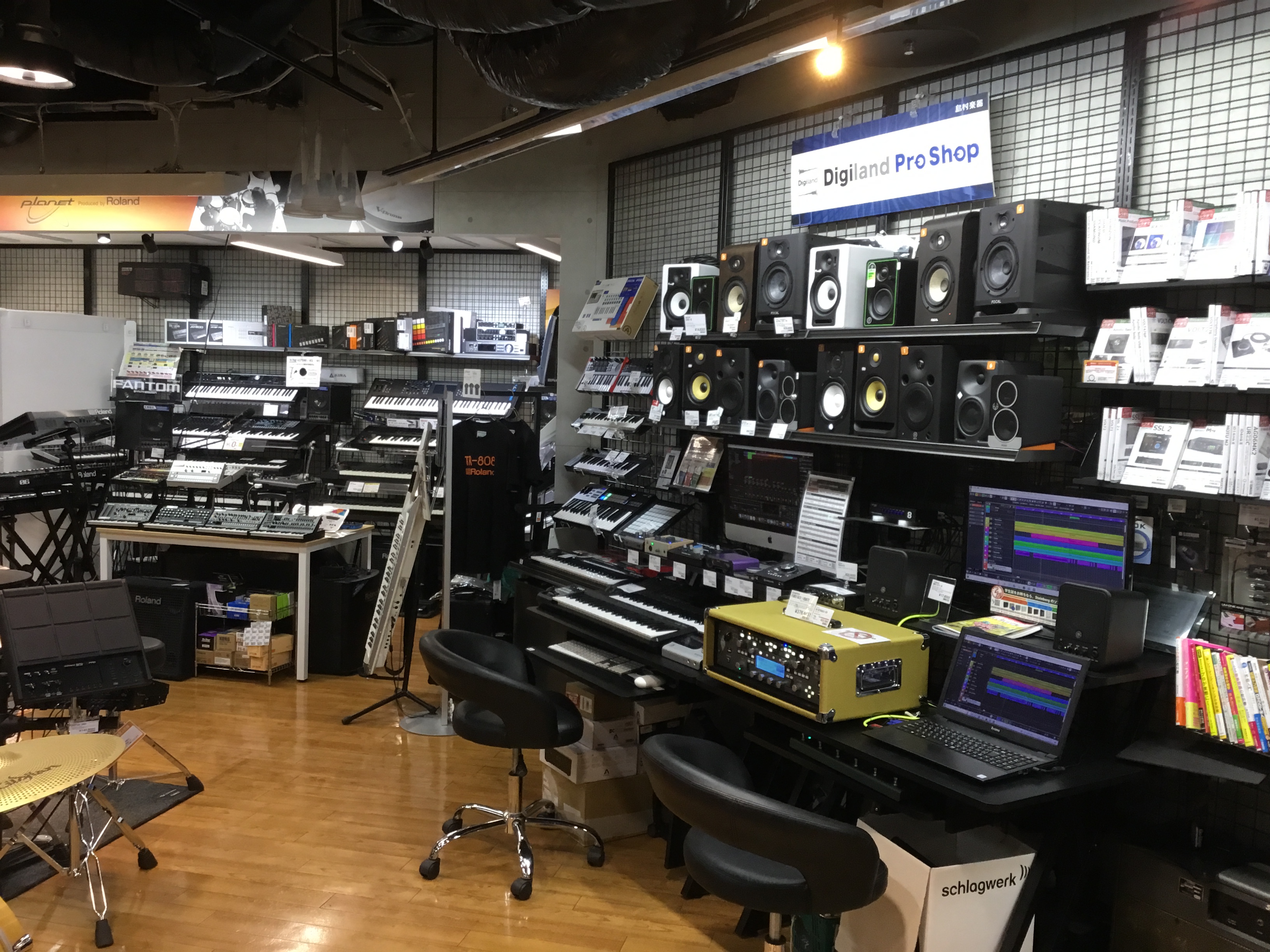 *デジタル総合ページ **北海道内最大級のデジタル楽器フロア 札幌パルコ6階フロアにて展開しているデジタルコーナーは、シンセサイザー・DJ機器・DTM関連機器・マイク、ヘッドホン等、最新の機材を中心にお取り扱いしています。各コーナーでは実際にスタッフと一緒に最新機材を触って試して頂くことも可能です。 […]