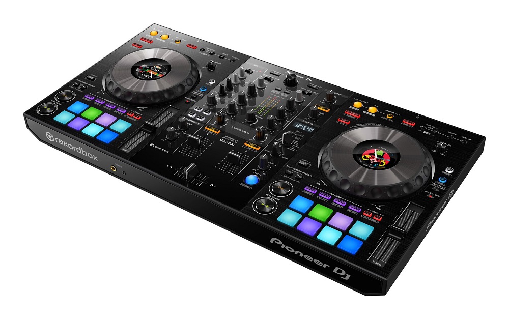 *2019年5月23日発売 「DDJ-800」は、人気の「DDJ-1000」 の演奏性を引き継ぐDJコントローラーです。「DDJ-1000」よりも軽量化＆小型化を実現しており、持ち運びしやすく、設置場所も確保しやすいサイズとなっています。 また、MCやボーカル用にマイク入力端子を装備し、DJコントロ […]