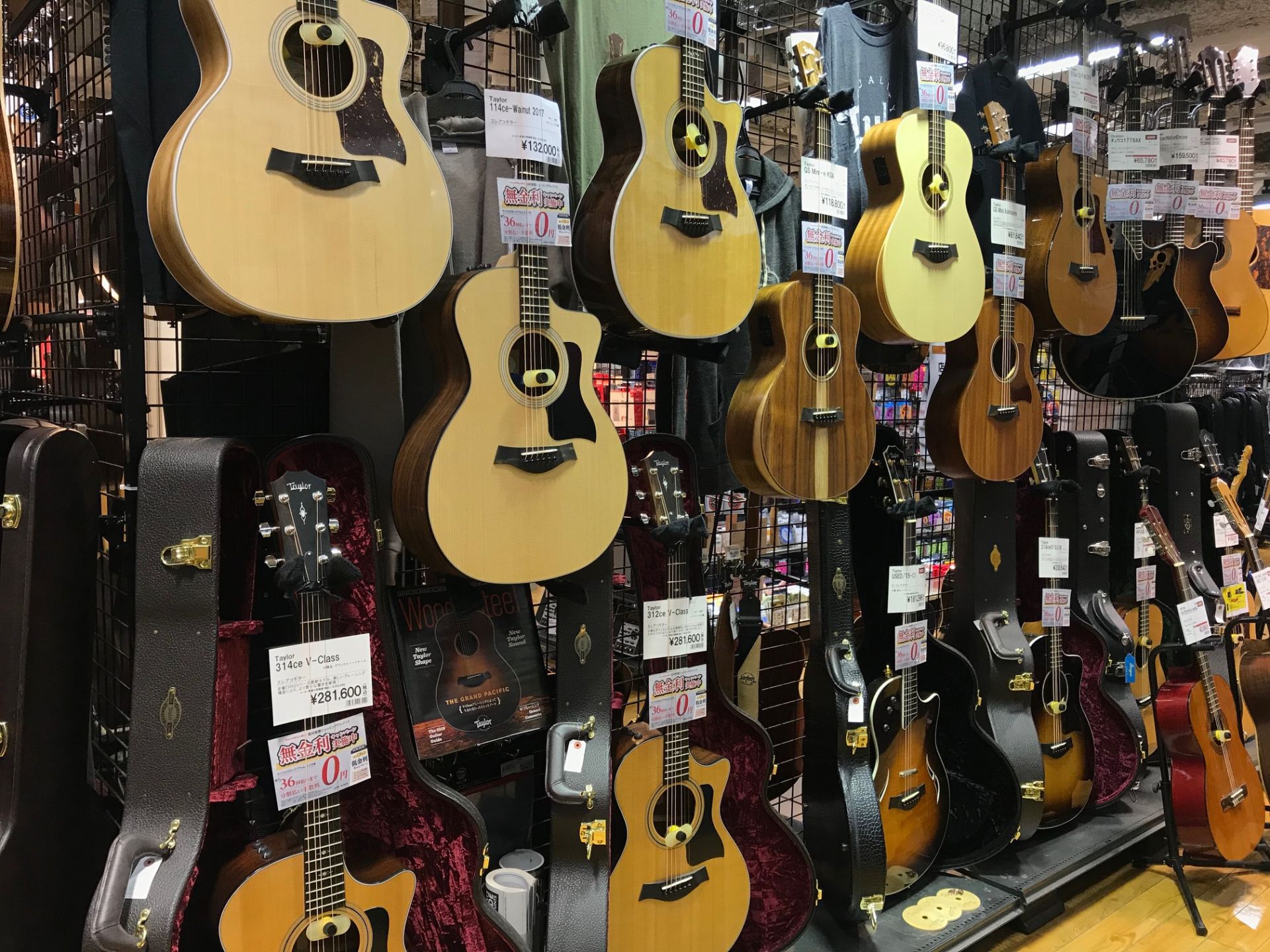 **日本でも幅広い人気を持つTaylor Guitars Taylor Guitarsは、アメリカでトップクラスのシェアを誇るギターブランドです。テイラーギターの持つプレイヤビリティの高さや豊富なラインアップ、音の確かさなどにより、多くのミュージシャンに愛用されています。Taylor Guitars […]