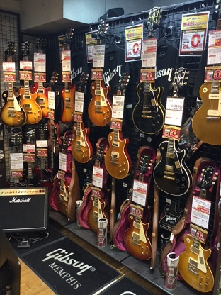 当店ではGibsonエレキギターを道内随一のラインナップで取り揃えております！レスポールはUSAレギュラーモデルからTrue Historicまで、ES-335等の箱モノも選りすぐりのモデルを展示！あなたにピッタリの1本を見つけるお手伝いをさせていただきます！ コーナー紹介 USAレギュラーモデルか […]