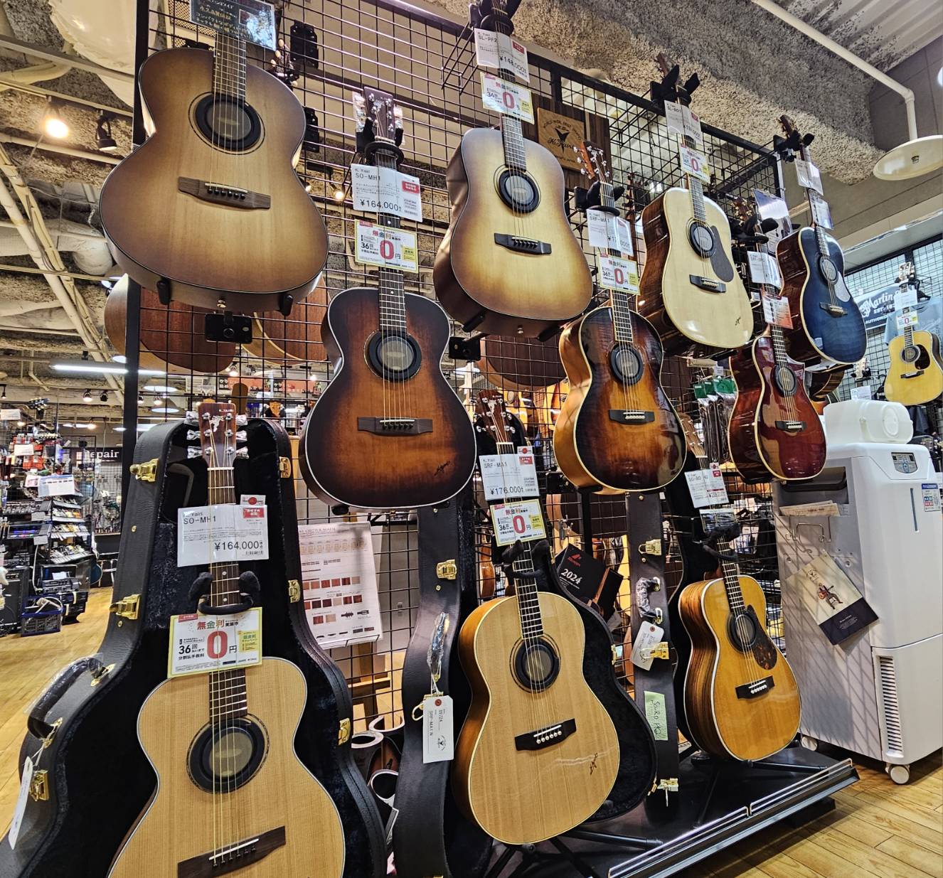 札幌パルコ店アコースティックギター担当の坂口でございます！ 当店はK.Yairi Premium Selection認定ショップです。他店舗よりも更にラインナップ豊富にK.yairiを展示しております！是非ご覧くださいませ♪ CONTENTSヤイリギターに行ってきました！ラインナップをご紹介ヤイリギ […]