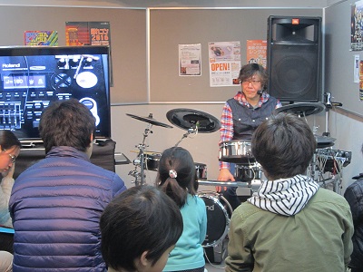 こんにちは。本日は、2月7日(日)に開催された「V-Drumsスペシャルイベント」の様子を紹介させていただきます！ 奏者はプロドラマーである柳原 勇作氏。大阪からはるばるお越しくださいました！！ 店頭でのデモンストレーションでは柳原さんのリズムにつれられて、たくさんのお客様が来られました。 スタジオ […]