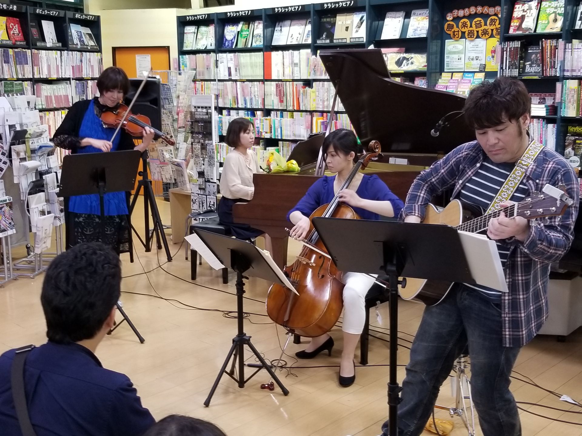 *講師による生演奏！ あいにくの雨で店内での演奏になりましたが、70人近くのたくさんのお客様にお越しいただきました！]]ご来店誠にありがとうございます！ *イベント詳細 |*日程|5/6（日）| |*時間|15:00スタート| |*会場|えきマチ1丁目佐世保1F　パティオ広場]]※雨天時は、3階島村 […]