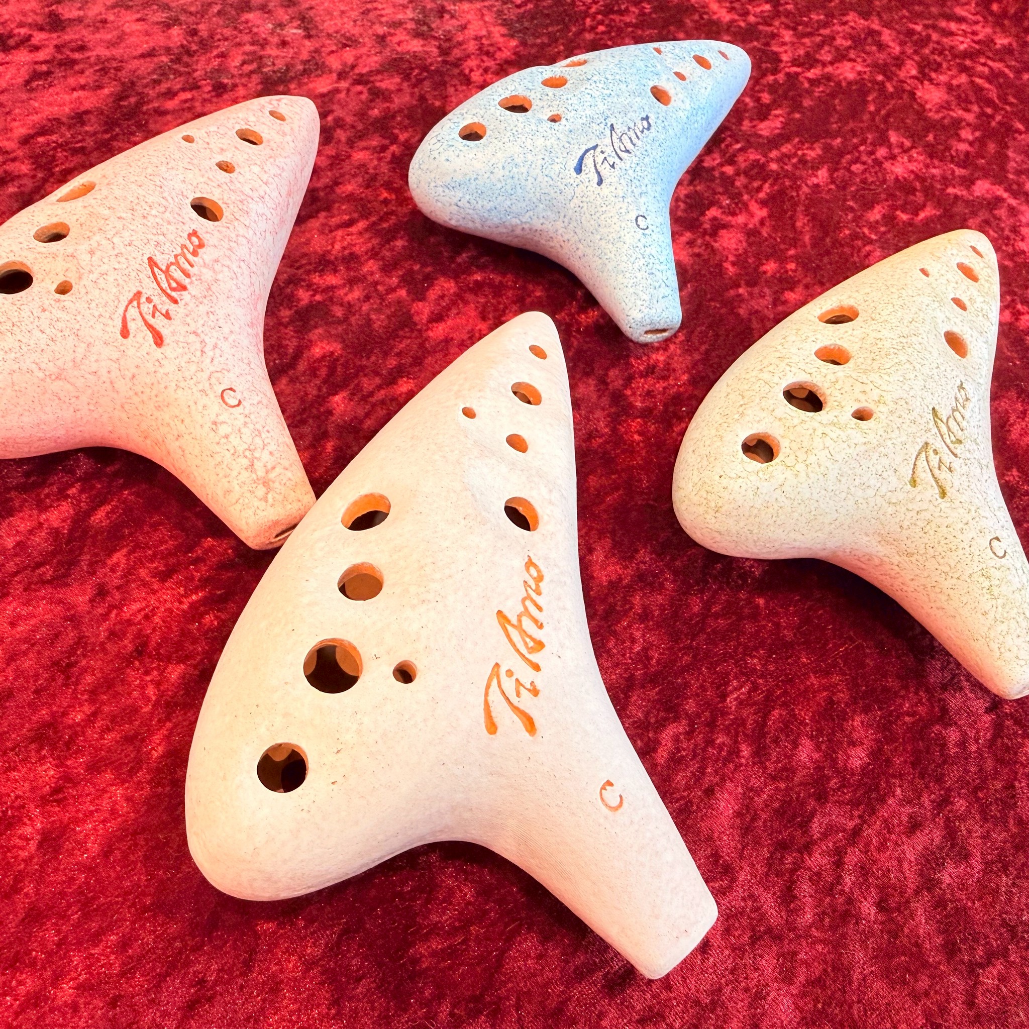 オカリナは、お年寄りから若い方まで 老若男女問わず気軽に演奏できます。 気軽に演奏できるけど奥が深い…！！ この記事を見ているそこのあなた！ オカリナの優しい音色に癒されてみませんか？？ *オカリナとは 歴史もかなり古く、オカリナと似たような形状の楽器が マヤ文明の時代にはもうすでにあったとのこと… [&hellip;]