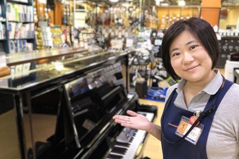 スタッフ写真 ピアノ・楽譜・ファンシー・教育楽器・STC 知名
