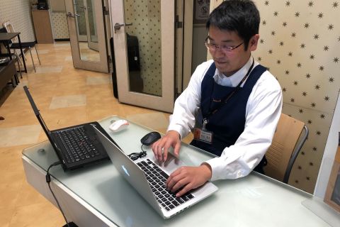 スタッフ写真 ウェブ 初山