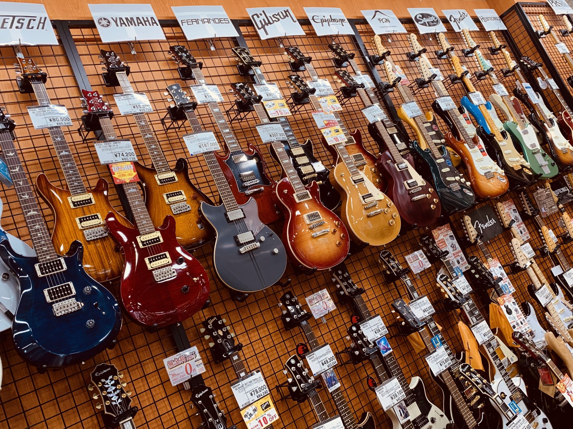 ===z=== *当店で私たちと一緒に音楽を楽しみませんか？ ***広々とした店内でゆっくりお選びいただけます。 当店ギターコーナーでは、アコースティックギター常時約60本以上の展示、エレキギターは約60本、エレキベースは約30本展示中です。入門用ギターを始め、有名ブランドのギター、当社おすすめギタ […]