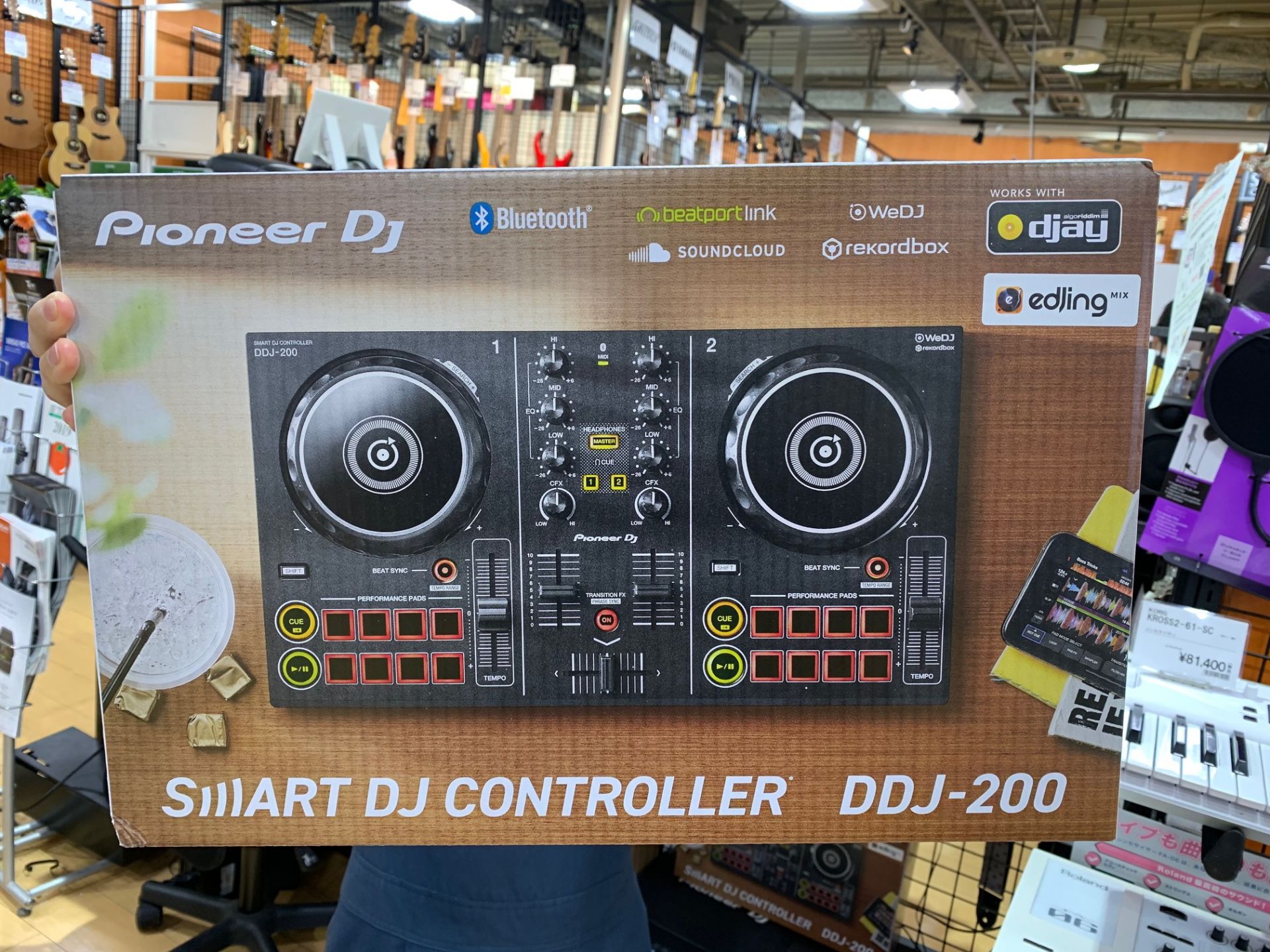 *Pioneer DJが、スマートフォン対応スマートDJコントローラー「DDJ-200」を発売！！ DDJ-200は、1.2kgの小型軽量化ボディ、そしてモバイルバッテリーでも駆動可能。スマートフォン用DJアプリと、Beatport LINKやSpotifyなどのストリーミング音楽配信サービス利用し […]