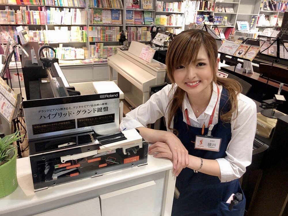 こんにちは！電子ピアノ担当の頴川(えがわ)です。 **経歴 今までピアノとトランペットを経験してきました。]]ピアノは5年、トランペットは10年。]]トランペットの方が長く、学生時代は吹奏楽部に情熱を捧げてきました(笑)]]トランペットのレッスンにも通い、クラシックを勉強していました。 専門楽器は、 […]