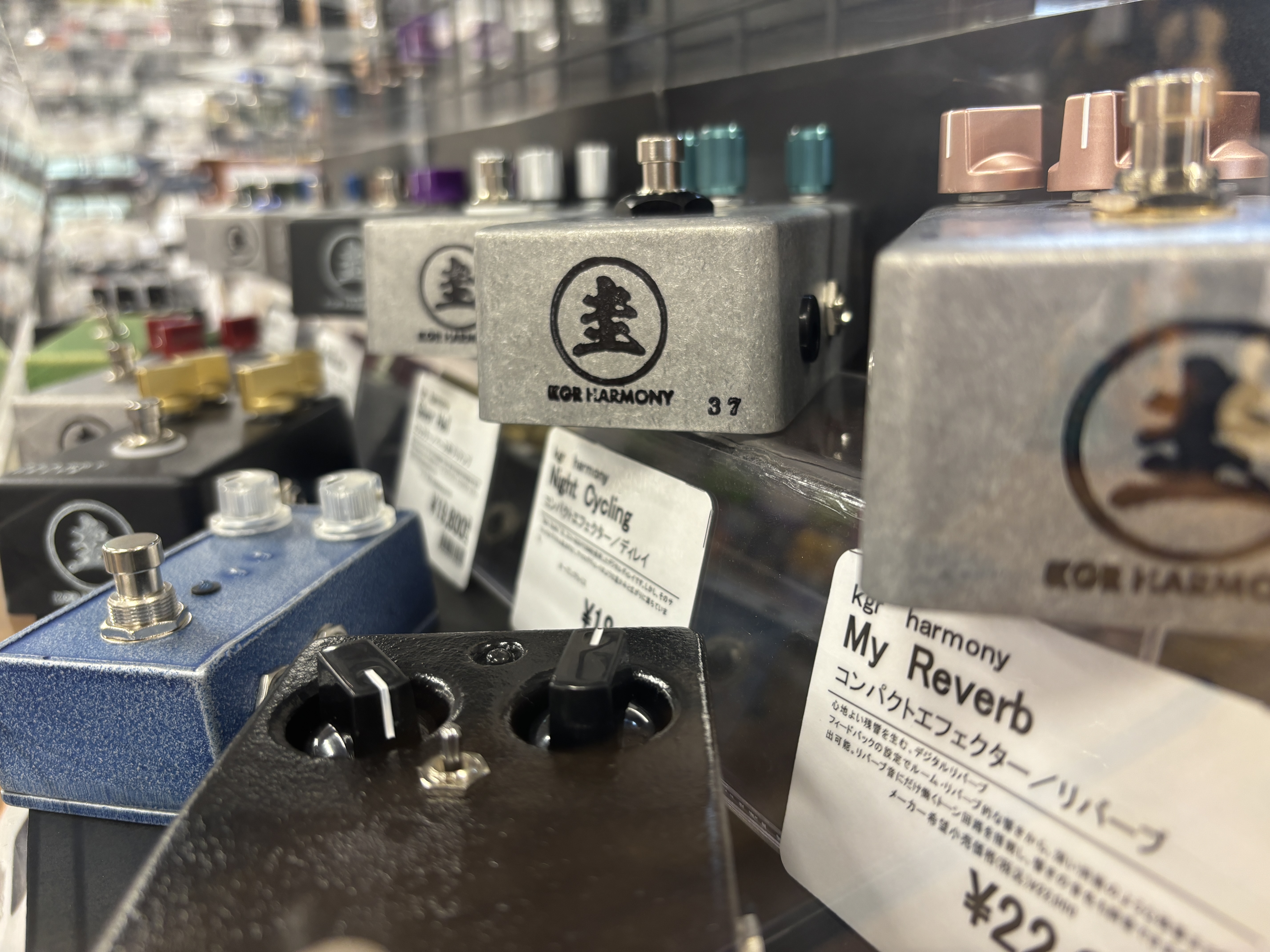 皆さまこんにちは！ 皆さんこんにちは！おかげさまで、島村楽器聖蹟桜ヶ丘店はオープン5周年を迎えます。5周年を記念して様々なフェアを開催することとなりました！ CONTENTS同時開催！聖蹟桜ヶ丘店 5周年記念フェアKGR　Harmony　って？当店エフェクター担当が厳選したエフェクターを10機種以上 [&hellip;]