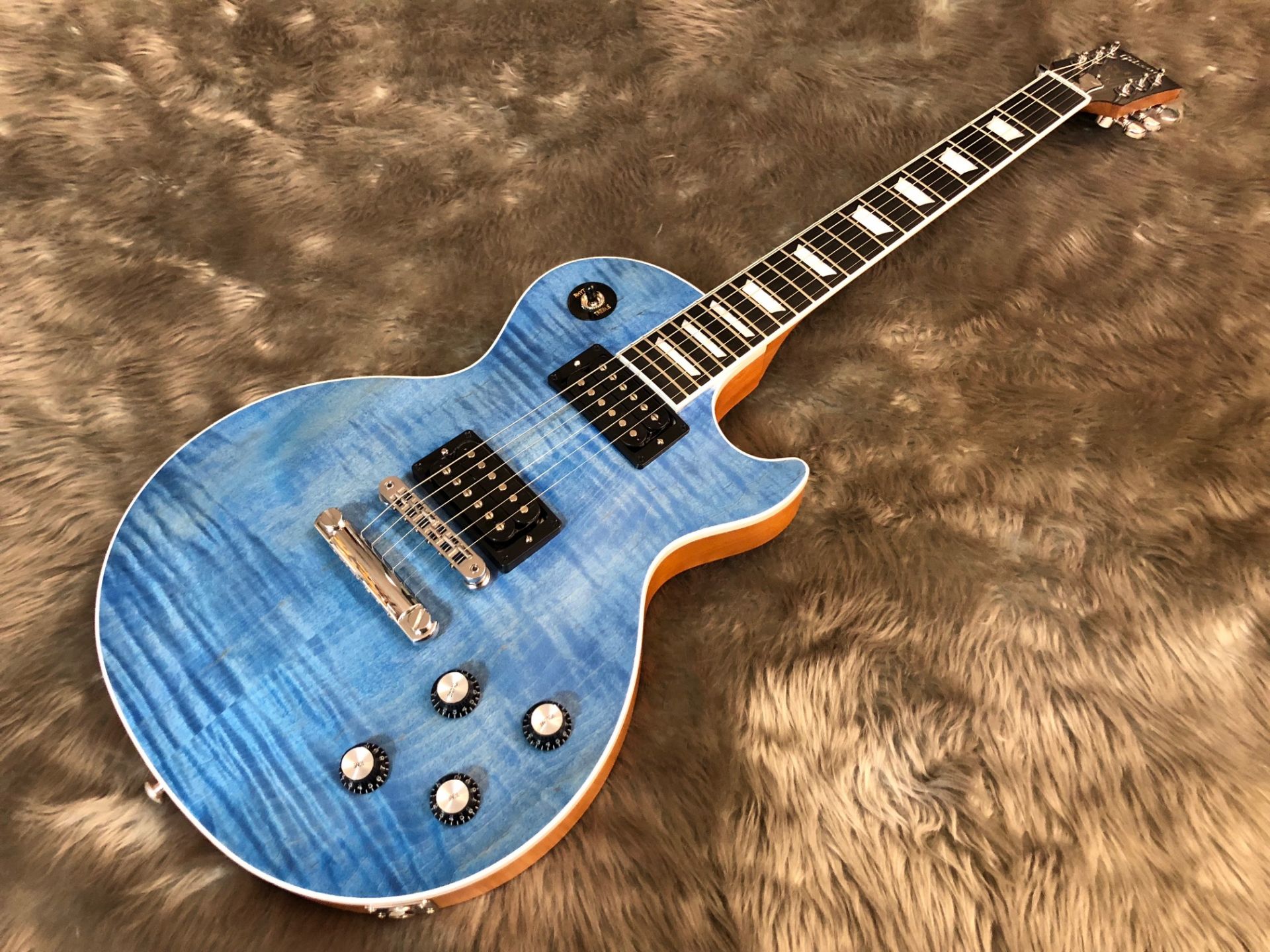 *2018年のLes Paul Player Plusシリーズより「Les Paul Signature Player Plus」が入荷しました！ 爽やかなサテンオーシャンブルーのカラーリングが目を惹くレスポールモデルです。 ルックスだけでなくサウンド、演奏性にも優れた仕様になっています。 *特徴  […]