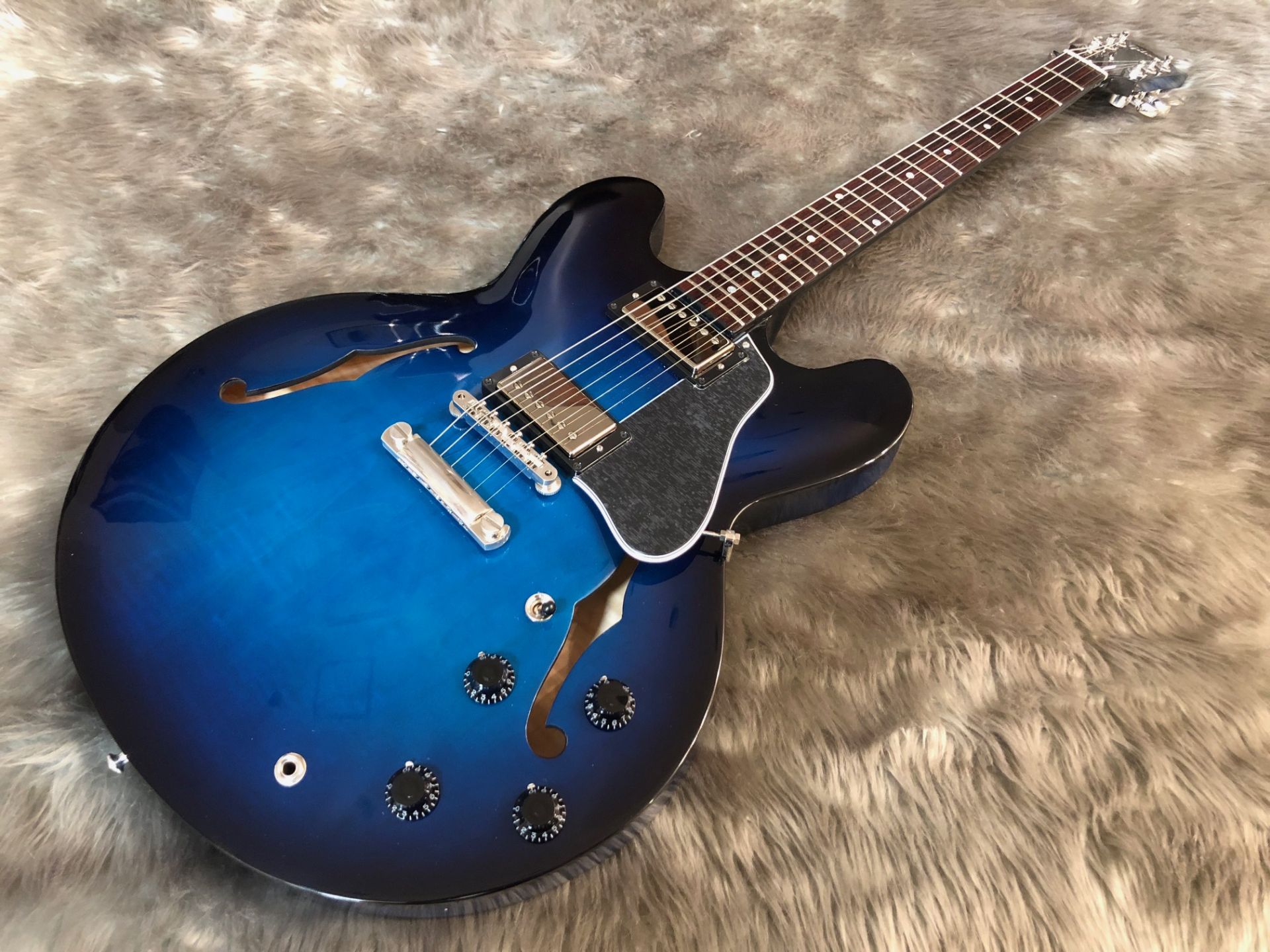 *Gibsonギターが大量新入荷！ 言わずと知れたGibsonから定番のレスポール、人気の高いES-335が新入荷しました！ 珍しいカラーのモデルから渋くカッコいいモデルまで取り揃えました！是非ご覧くださいませ！ *レスポール **LTD LP Studio AW 装飾をシンプルにすることでコストパ […]