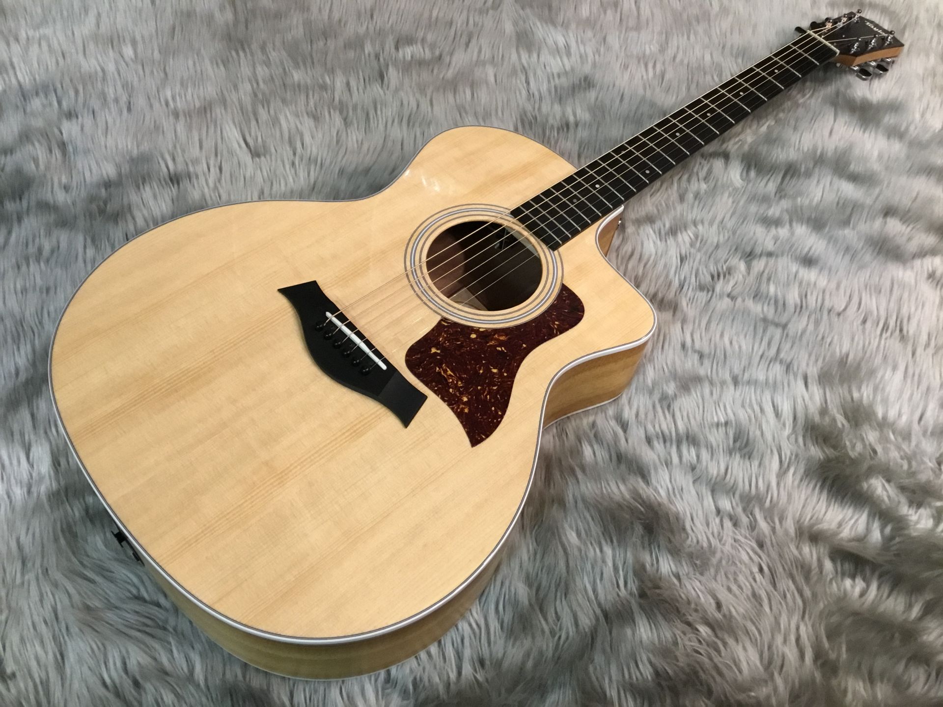 Taylor / 214ce-Koa　入荷しました！