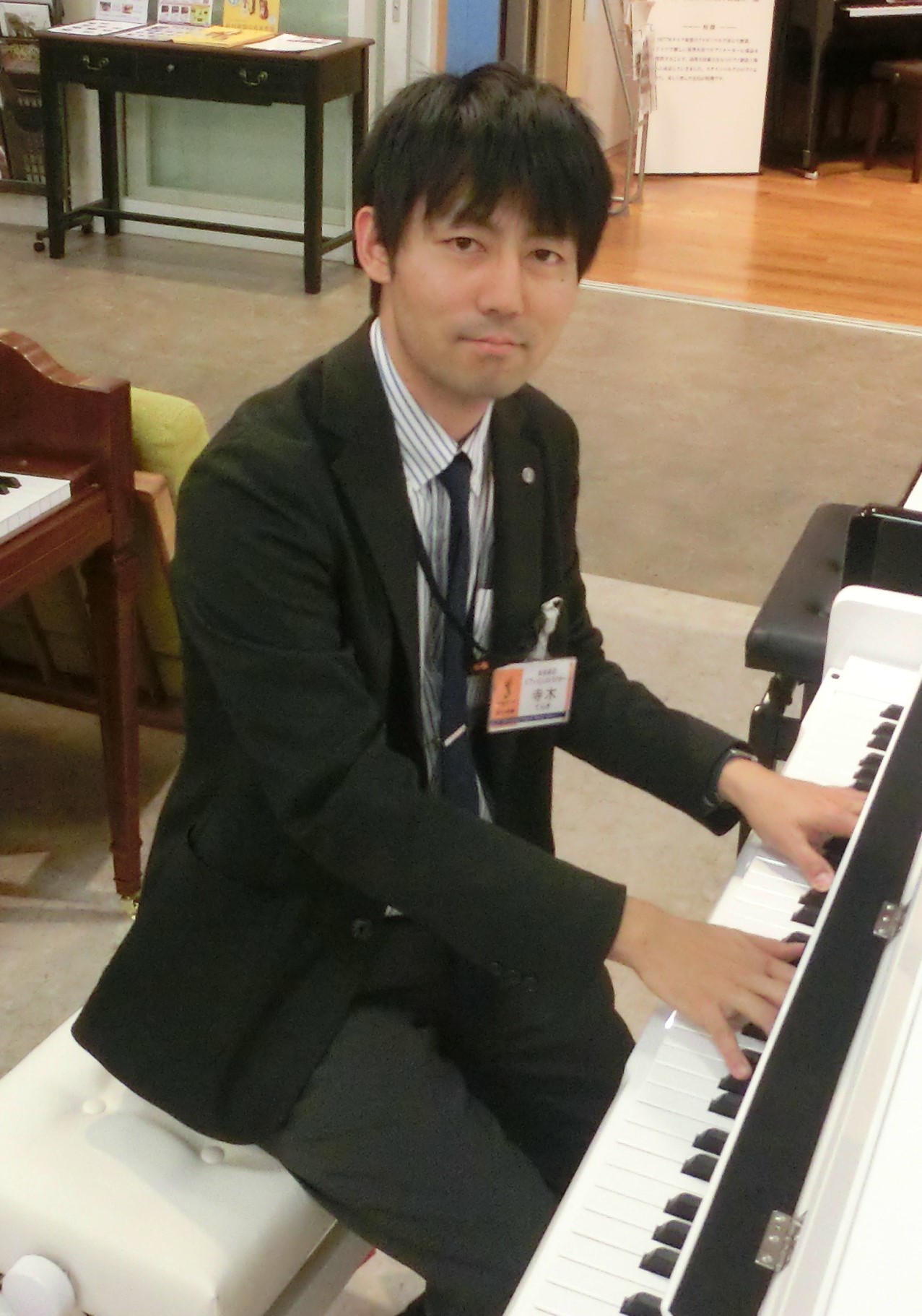 【ピアノ上級アドバイザー】<br />
寺木(てらき)<br />
当店にて大人の方向けのピアノレッスンを担当しております。レッスンにお通いいただいている皆様のピアノ選びもこれまでお手伝いさせていただいてきました。大人の皆さま、お子様、クラシック弾き、ポピュラー弾きなど、皆さまお一人おひとりに合った電子ピアノを指導者・演奏者の目線からご案内させていただきます。