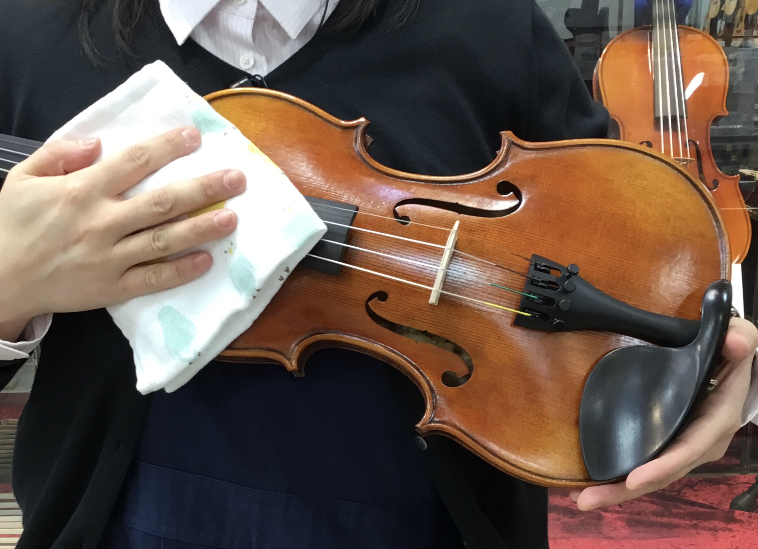 皆さん、こんにちは！ 弦楽器アドバイザーの伊藤です。 緊急事態宣言のため外出自粛をされていた間、楽器の点検やメンテナンスが出来ずお困りではなかったですか？ そこで今回は、[!!ご演奏後の楽器のお手入れと湿度対策!!]についてご紹介いたします！ しばらく楽器を弾いてないという方、始めたばかりという方も […]