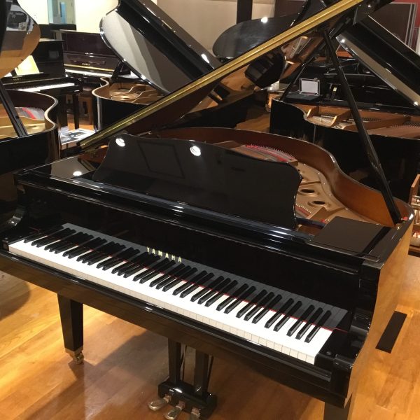 YAMAHA GB1K<br />
製造年：2012年以降<br />
高さ：99cm　幅：146cm<br />
奥行：151cm　重さ：261kg<br />
￥979,000(税込)<br />
ご成約済み