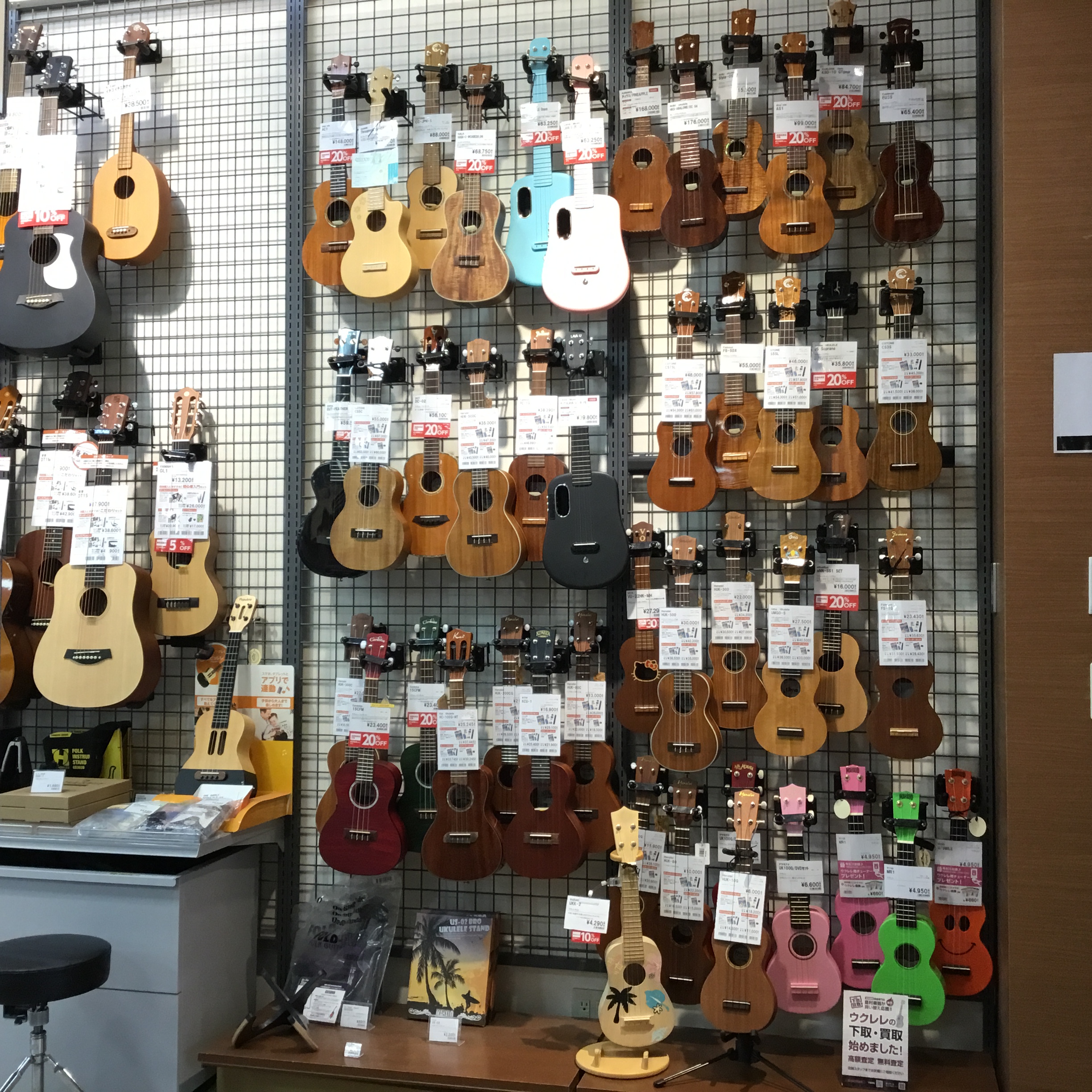 島村楽器仙台泉パークタウンタピオ店 ウクレレ担当の秋山です。傷有りや長期在庫品の為にプライスダウンしましたウクレレのご紹介です♪通常使用で問題ございません。お気軽にお問合せください♪ 【ENYA】 【KoAloha Opio】 【tkitki ukulele】