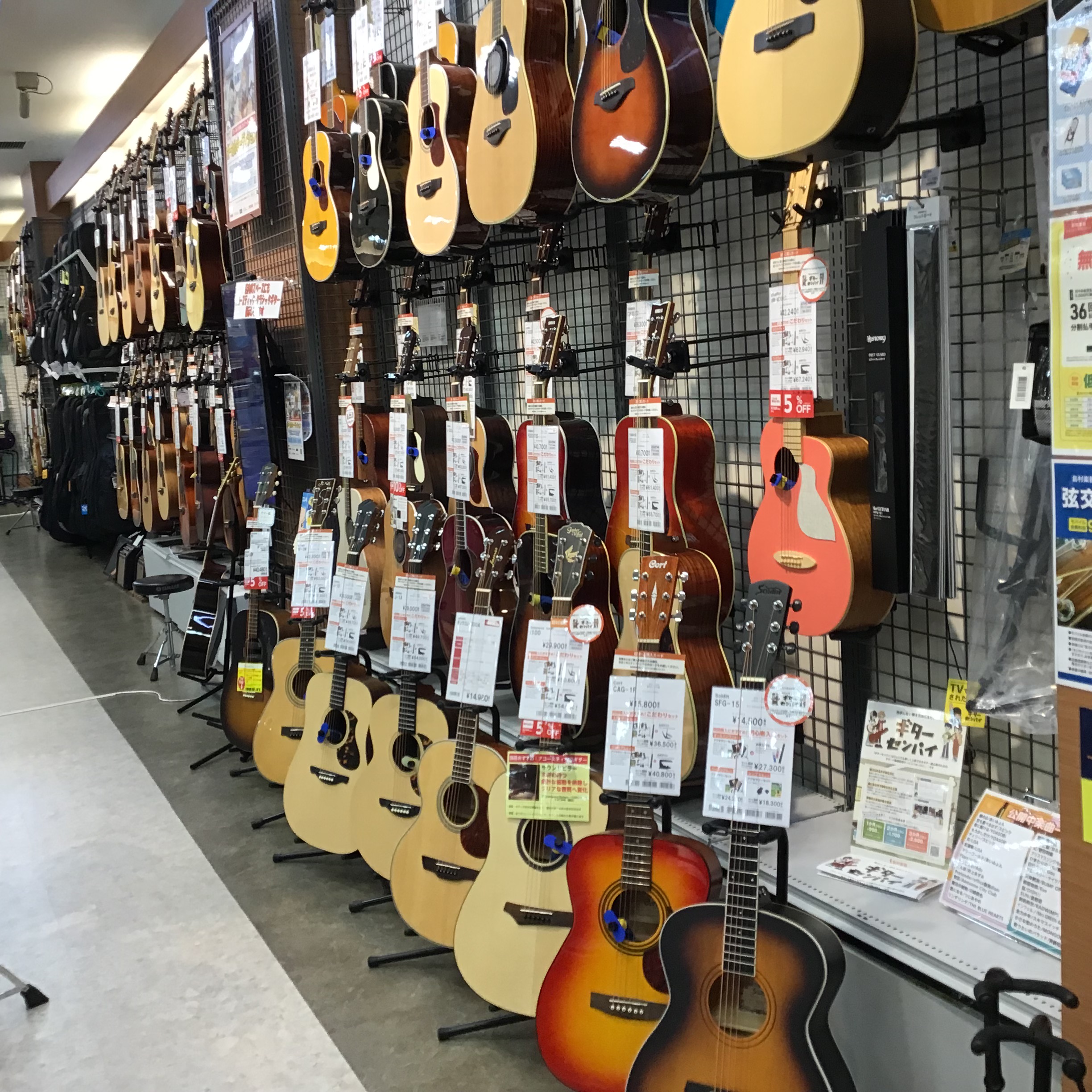 こんにちは！島村楽器仙台泉パークタウンタピオ店の小野と申します。 夏休み前ですね！この機会に楽器を始めてみませんか? 今回は初心者向けのギターを紹介致します！低予算でも気軽に始められますよ♪ 『アコースティックギター』 中が空洞でスチール弦が貼ってあり、ボディが振動することで音が鳴るギターです。楽器 […]
