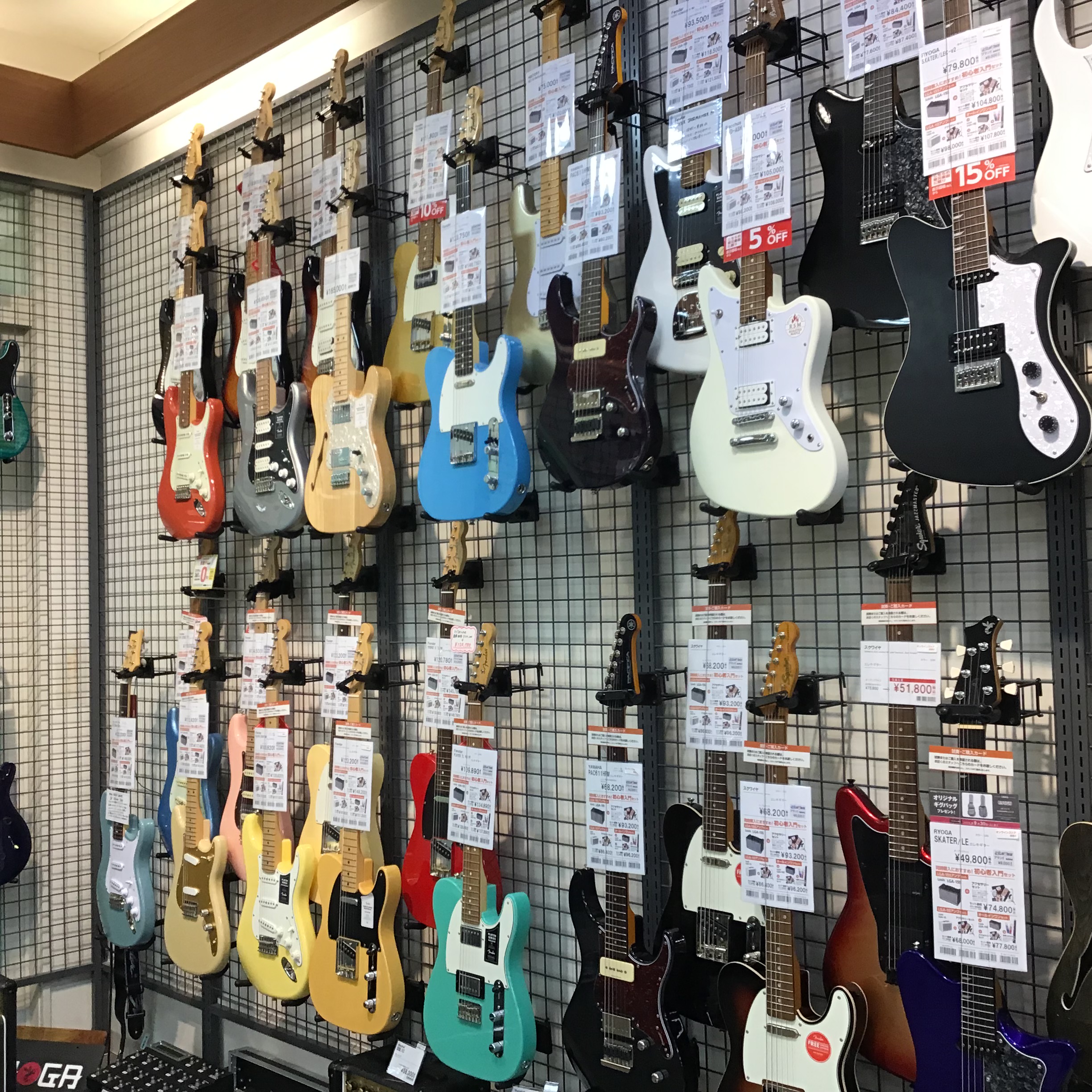 こんにちは!島村楽器仙台泉パークタウンタピオ店 スタッフの小野です。夏休みが始まりますね!夏にぴったりな青いギターをまとめてみました。幅広い年代の方から人気の青いギターで夏を楽しみましょう! 【アコースティックギター】 【エレキギター】