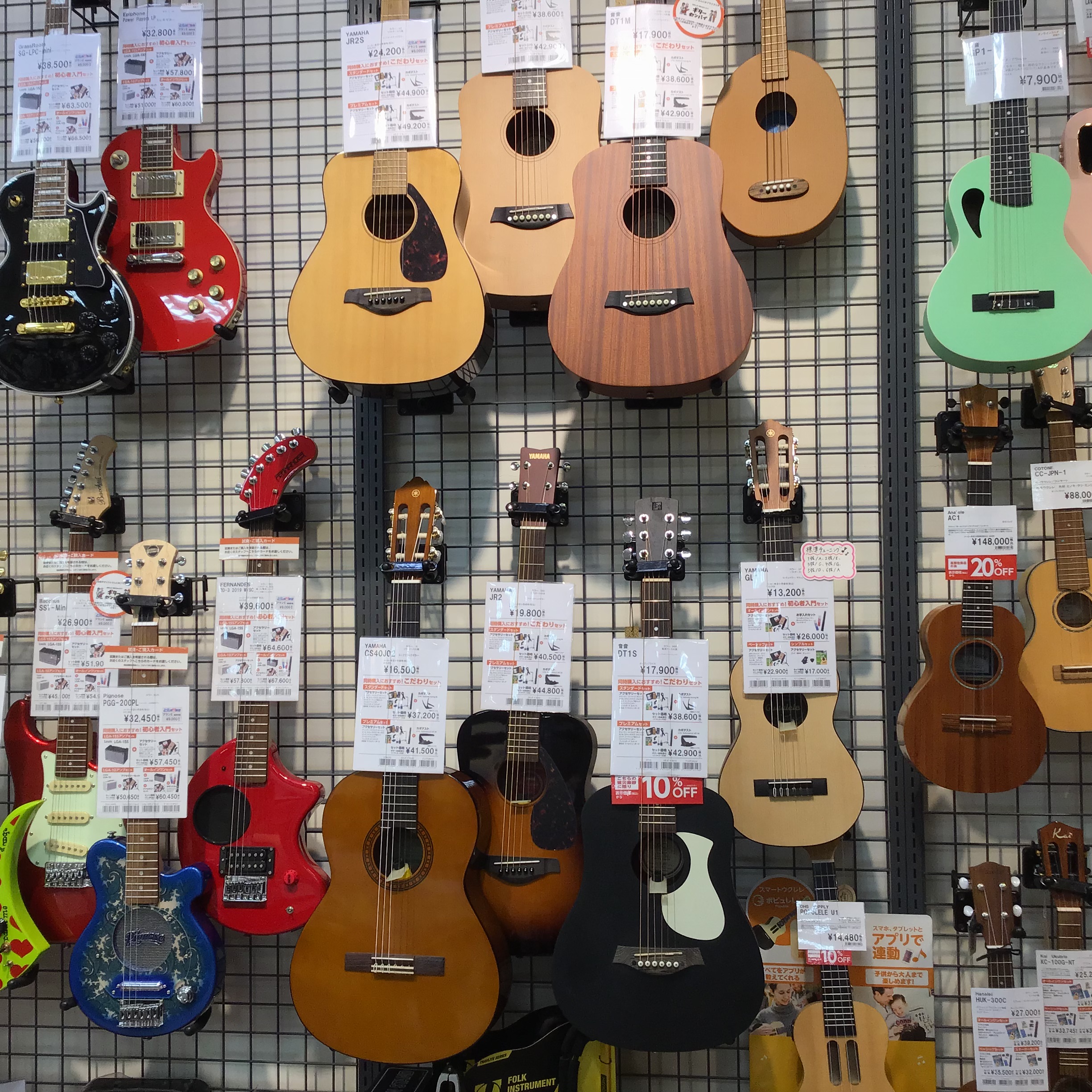 こんにちは!島村楽器仙台泉パークタウンタピオ店スタッフの小野です。暑さが厳しいですが皆さんいかがお過ごしでしょうか?夏休み期間ということで、小さいお子様でも気軽に始められるミニアコースティックギターのご紹介です!