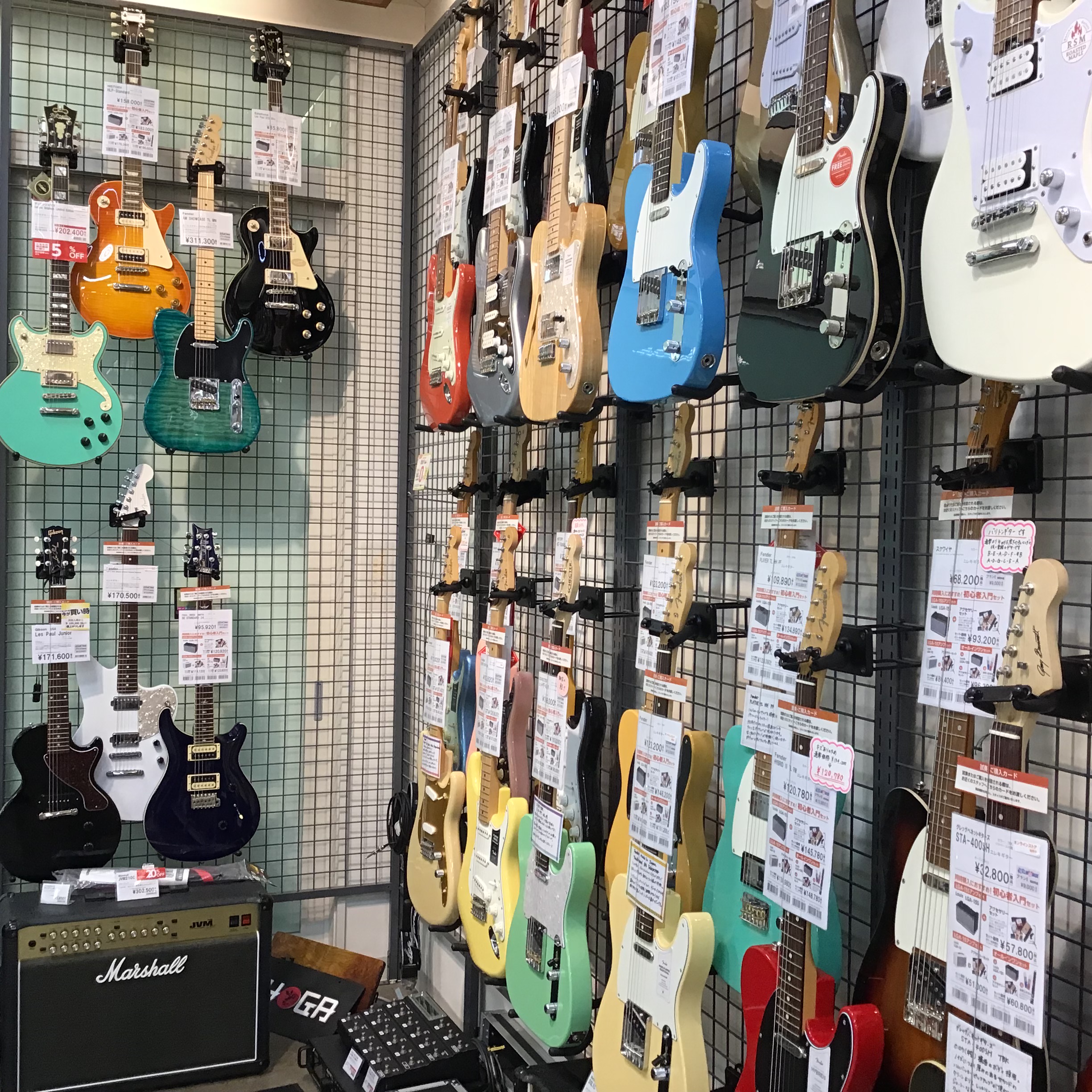 こんにちは!島村楽器仙台泉パークタウンタピオ店スタッフの小野です。今回はエレキギターのレスポールのご紹介です。特にロックがお好きな方に人気のレスポールギター。当店にも3本ご用意がございます!