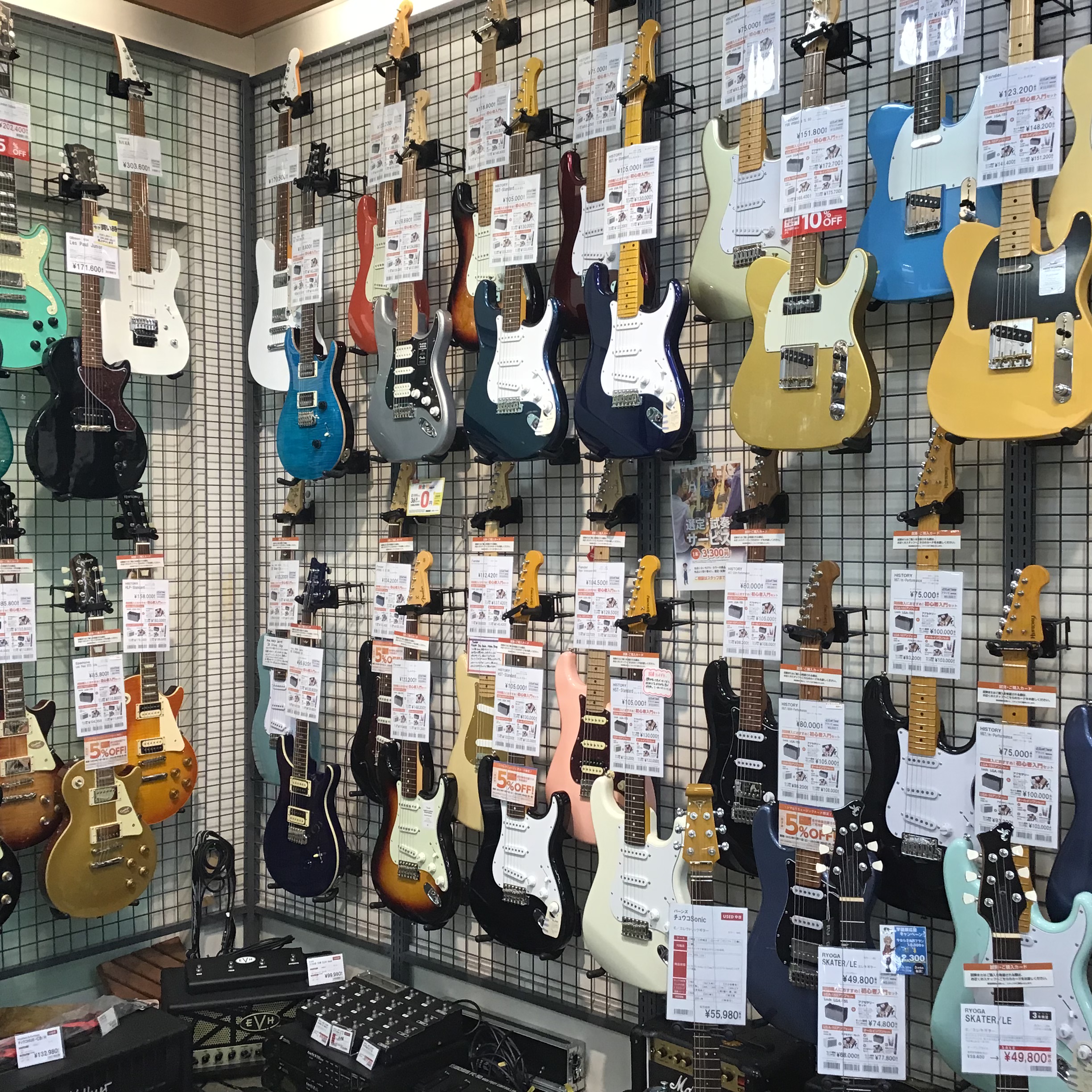 こんにちは！島村楽器仙台泉パークタウンタピオ店の小野です。お店に展示しているエレキギターのご紹介。10万円～のギターは入門用には少し高めかもしれませんが、初心者の方でも弾きやすいものが多いです。バンド活動、趣味として長く続けたい方にもおすすめの音色ですので、ぜひご参考ください。 ギターの選び方は？  […]
