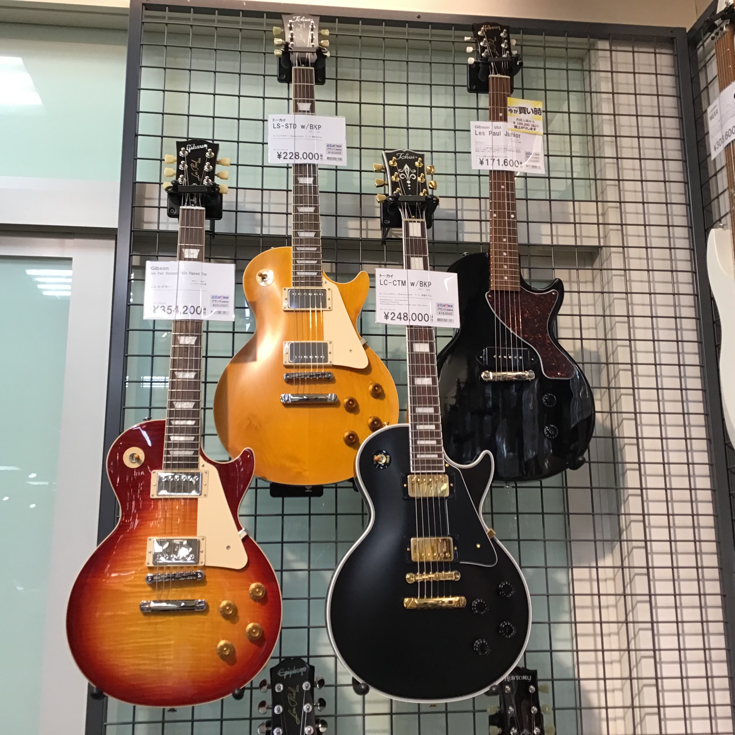 こんにちは！夏も間近ですね！GWは皆さまいかがお過ごしでしたでしょうか?お店ではレスポールをお試しのお客様が多く、大変盛り上がりました！ぜひタピオへお越しの際はギターをお試しくださいませ！幅広い世代に人気のレスポール。当店のラインナップをご紹介いたします。ぜひご参考にしてください♪ レスポールとは  […]