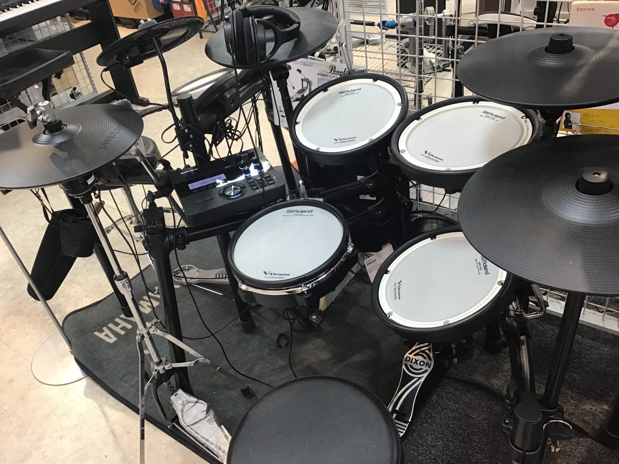 CONTENTS電子ドラムを選ぶなら仙台泉店で！当店で展示している電子ドラムをご紹介Roland(ローランド)YAMAHA（ヤマハ）ドラム教室のご案内お問合せ電子ドラムを選ぶなら仙台泉店で！ スタッフがお客様にぴったりの一台をお選び致します♪ゆったりスペースで実際に叩いて、音を聴いて選べます。新しい […]