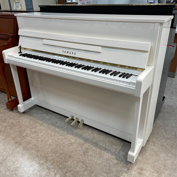 YAMAHA 中古b113PHW<br />
製造年：2021年製<br />
高さ：113㎝　幅：149cm<br />
奥行：53cm　重さ：194kg<br />
￥748,000(税込)<br />
＊