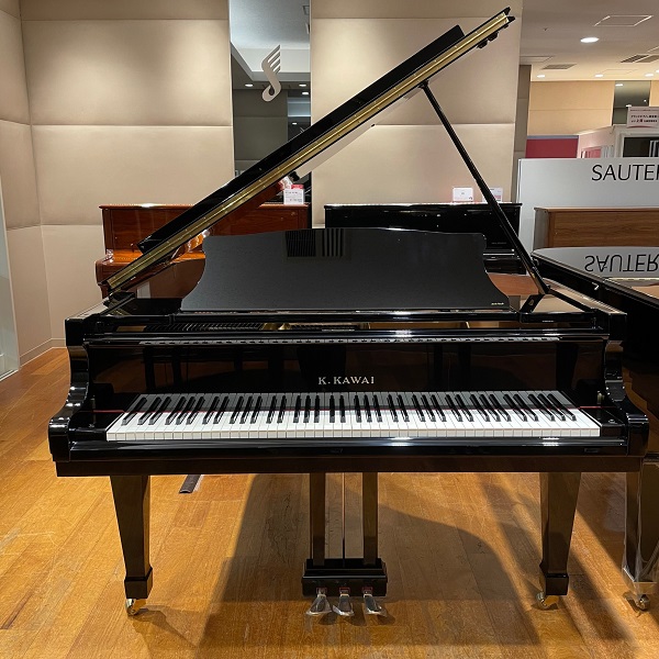KAWAI 中古RX1A<br />
製造年：2003年製<br />
高さ：102cm　幅：150cm<br />
奥行：164cm　　重さ：278kg<br />
￥1,078,000(税込)