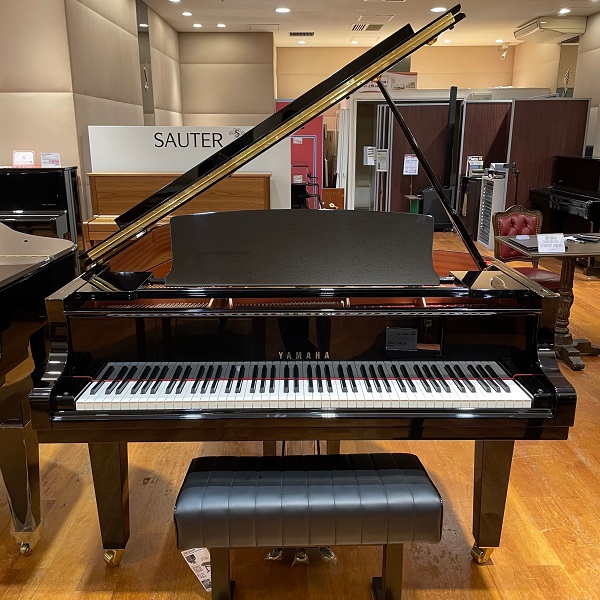 YAMAHA 中古C3X<br />
製造年：2018年製<br />
高さ：101cm　幅：149cm<br />
奥行：186cm　　重さ：320kg<br />
￥2,486,000(税込)