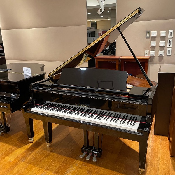 KAWAI GL-20SX<br />
高さ：102cm　幅：150cm<br />
奥行：157cm　重さ：300kg<br />
￥1,760,000(税込)