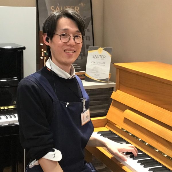 【ピアノアドバイザー】<br />
髙橋(たかはし)<br />
小学校2年生の時からピアノを始め、ベースやギターなど様々な楽器の経験をしてきました。<br />
ピアノはあまり弾けず聴く方がメインにはなりますが、みなさまのお好みに合わせて良い提案が出来れば幸いです。<br />
楽器の録音や配信等のご相談から、作編曲関連のお話もできますので、是非気軽にお声がけくださいませ。