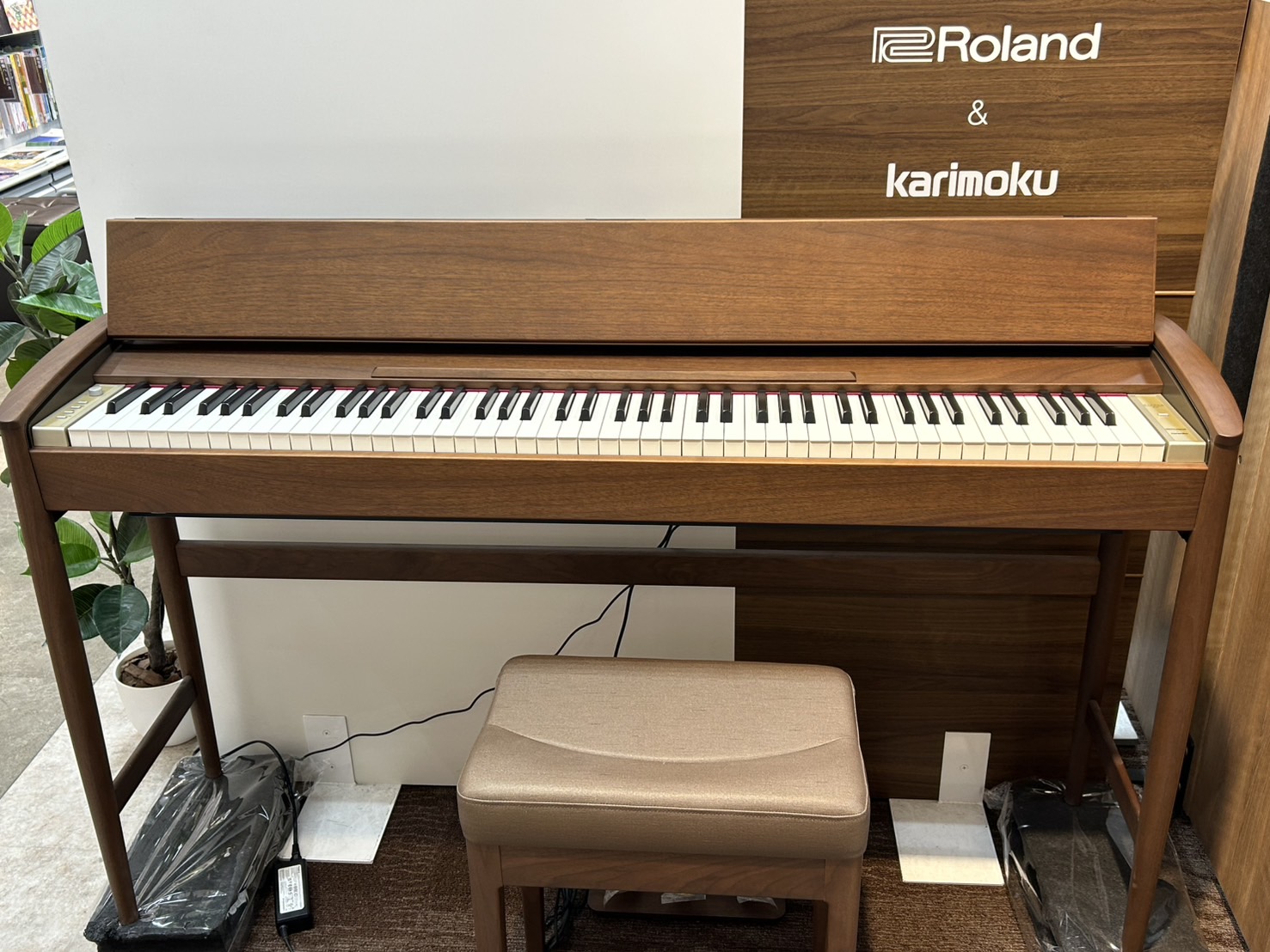 カリモク×Roland KF-10 KW¥363,000(税込)