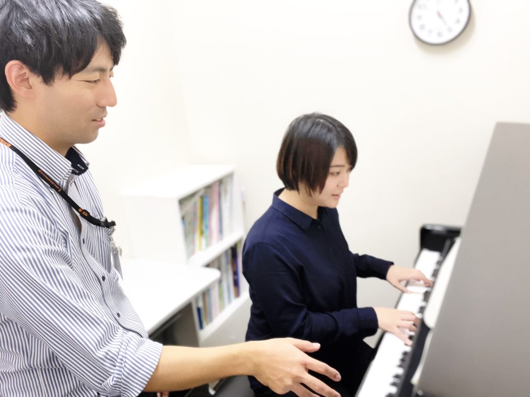 当店大人向け予約制ピアノレッスン担当インストラクター寺木にインタビューしてみました！ ピアノをはじめたきっかけは？ ピアノは6歳から、姉が通っていた近所のピアノの先生の所に通いはじめました。当時はクラシックピアノを基本から丁寧に、先生に教えていただきました。ある日先生から弾いてみない？と1冊の楽譜を […]