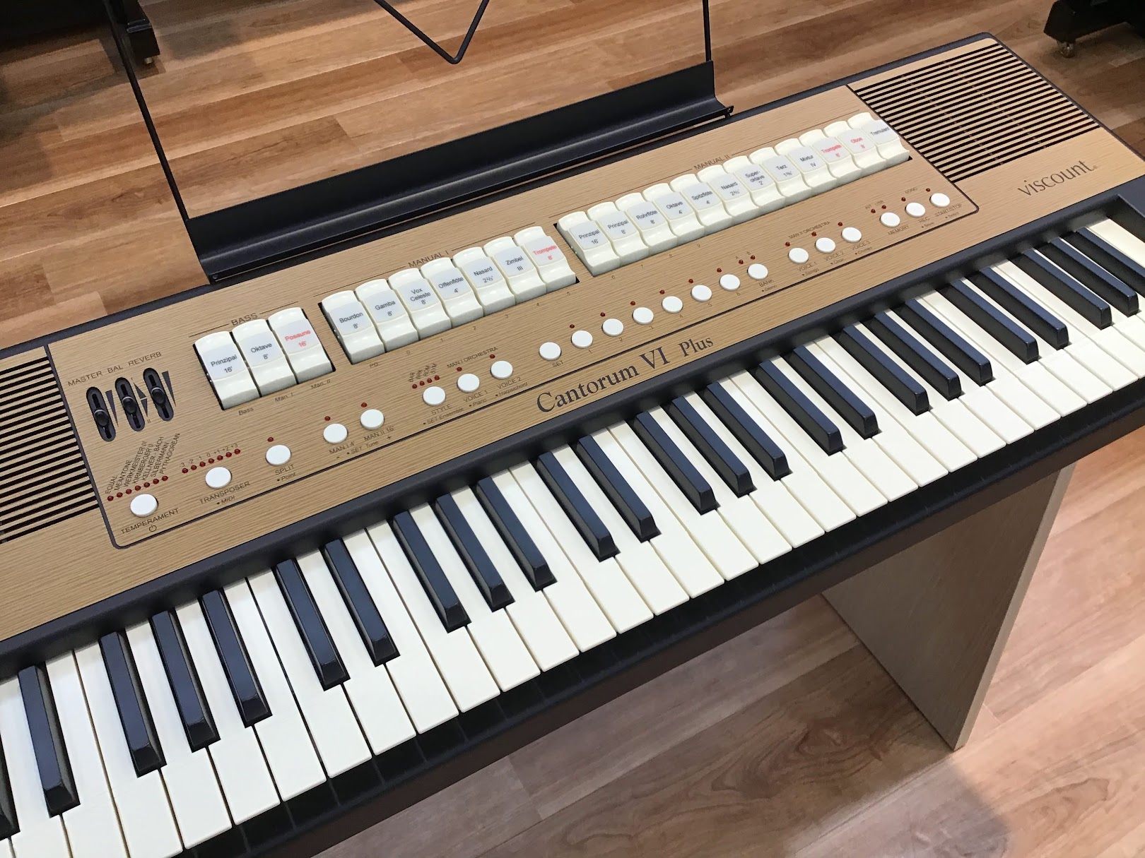 島村楽器仙台泉パークタウンタピオ店では、バイカウント・ヨハネスのクラシック電子オルガンを、3台展示しております。ぜひ、静かな空間でじっくりと音とタッチを弾き比べてみてください。皆さまのご来店、心よりお待ちしております。 目次 仙台泉パークタウンタピオ店最新情報オルガン選び3つのポイントバイカウント  […]