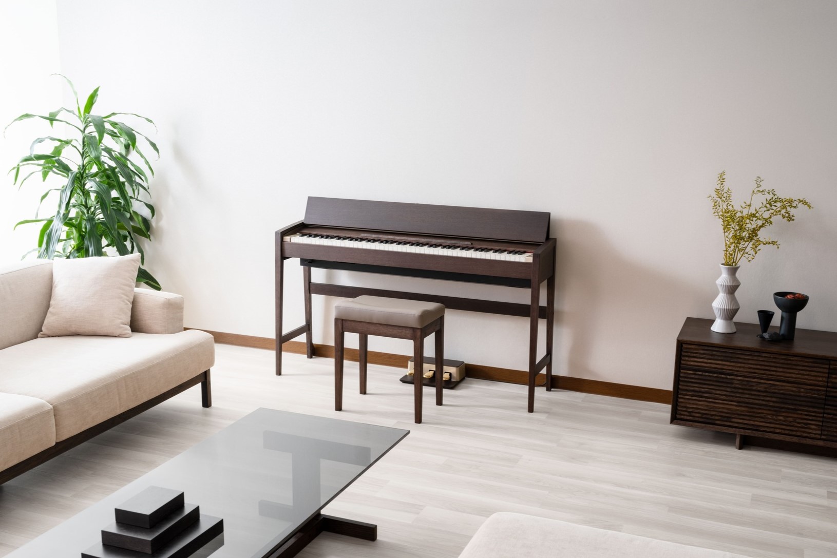 家具メーカー・カリモクならではの木のぬくもりを感じる上質なデザインと、ローランドの最新の電子ピアノ技術が融合した「きよら」。大人気の電子ピアノに、新たなモデルが誕生しました。凛とした佇まいのなかに、日常を上質に彩る音と時間が息づきます。 CONTENTSKF-25の特徴Webから来店予約・電子ピアノ […]