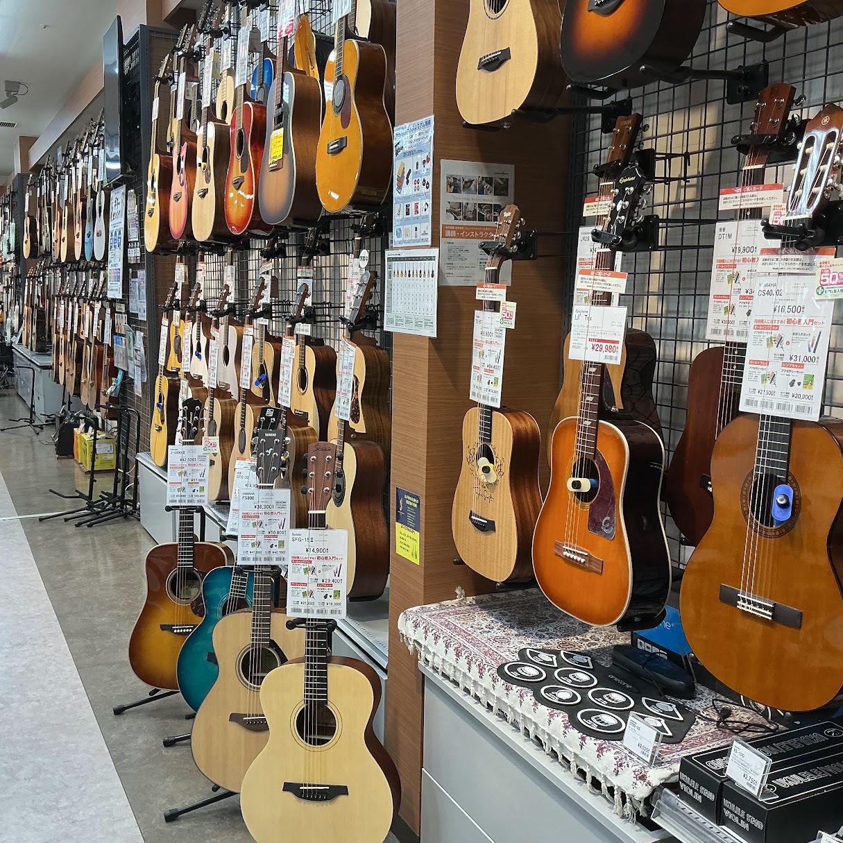 仙台泉パークタウンタピオ店では、ゆったりした空間でご試奏・ご商談が可能です。自分だけの楽器を見つけるお手伝いができれば幸いです。お車でお越しのお客様は無料の駐車場もございます。 CONTENTSアコースティックギターエレキギターエレキベースクラシックギター楽器お取り寄せ・試奏サービスのご案内下取り、 [&hellip;]