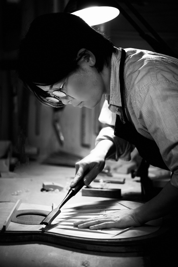 河野ギターや現代ギター社にて修理の仕事を中心にクラシックギターに関わってきた佐佐木さん。この度ご自身名義のギターを発売したこともあり、この度仙台ロフト店にてクラシックギターの調整会を実施することとなりました。 CONTENTS詳細はこちらプロフィール詳細はこちら プロフィール