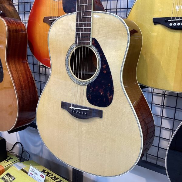 YAMAHA LL6 ARE NT<br />
定番のヤマハLLシリーズ。こちらもエレアコになっており、ふくよかな中低音も魅力的！