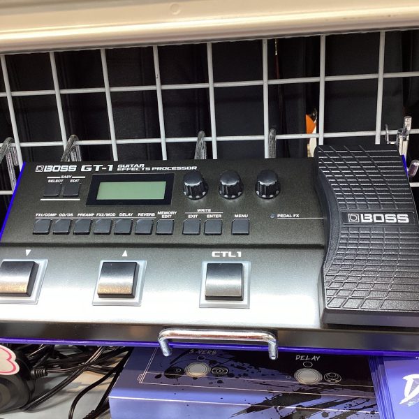BOSS GT-1<br />
バンドで使う音色がほとんど入っている、安心のマルチエフェクター。