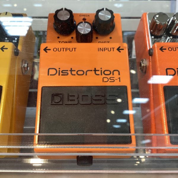 BOSS DS-1<br />
超定番のディストーション。まず歪ませたいならこれを買っておくべし。<br />
音は自分の楽器でお試しするのが、おススメです。