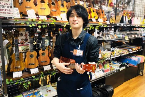 スタッフ写真 音楽教室、ウクレレ、スコア 斉藤