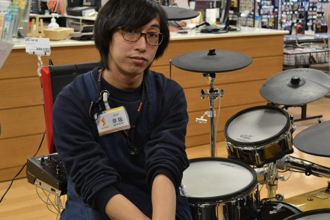 スタッフ写真 ドラム、アコースティックギター 早坂