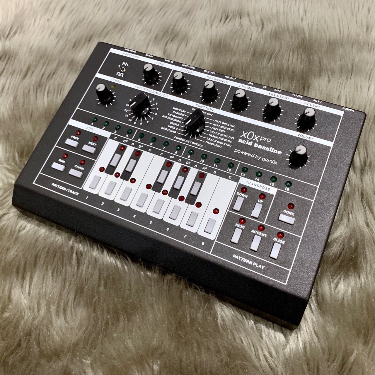 【シンセ】TB-303クローンの最高峰gizm0x / x0xb0x入荷