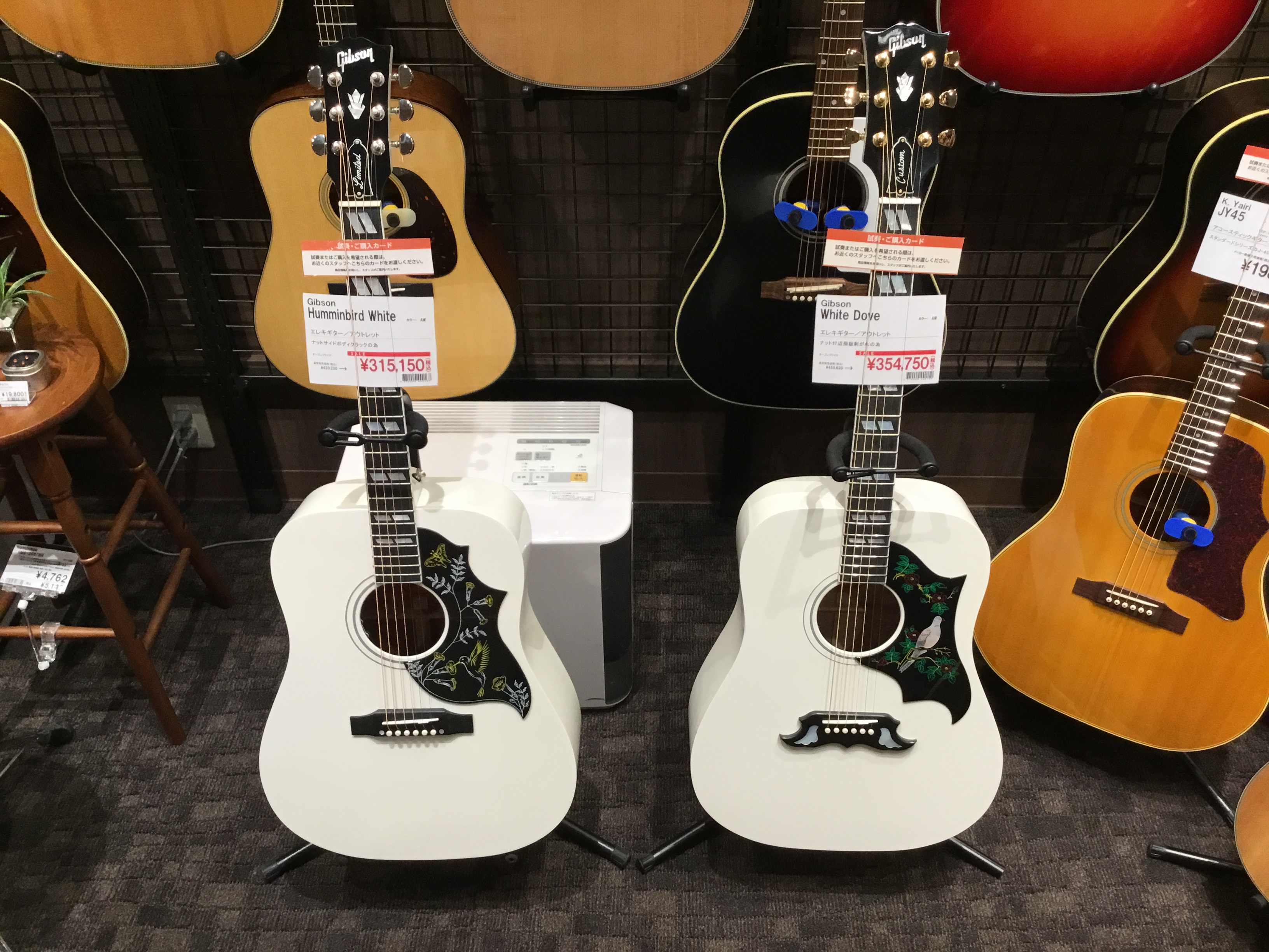 *Gibsonより、見た目のインパクトも抜群の「Hummingbird White」,「White Dove」の2機種がアウトレット特別価格で新入荷！ Gibsonのスクエアショルダーといえばの代表的なハミングバードのホワイトカラーVer. このカラー様に黒色になったピックガードが引き締まった印象で […]