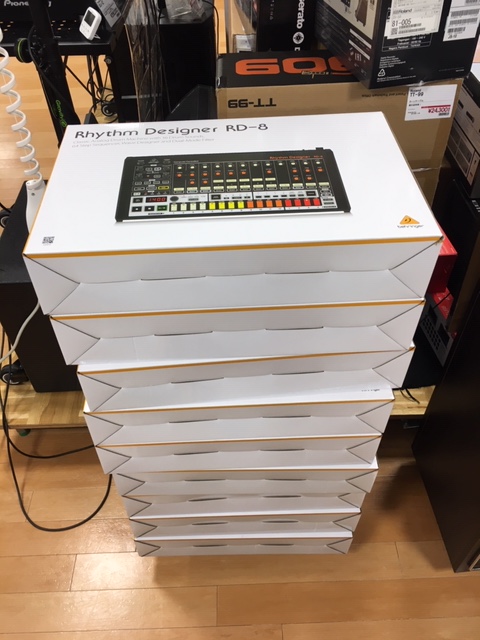 *BEHRINGER RD-8入荷！！ 本日1/10発売の話題のRD-8入荷してます！ もうなんというかモロにTR-808で不安になりますが、安くて良いものは[!!正義!!]と信じたいと思います。 実際ただのクローンではありません！ まずは色の配列が逆！なのは別に良いとして、 オリジナルにない「WA […]