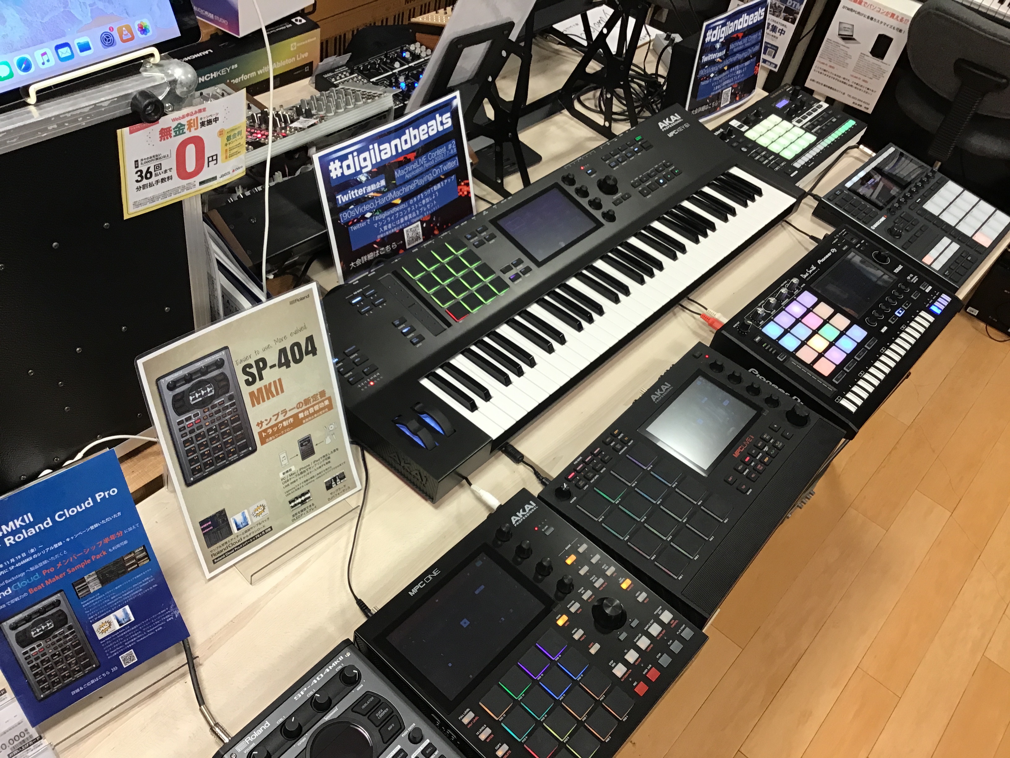 【#digilandbeats】仙台ロフト店マシンライブコーナーございます！ AKAIの大定番サンプラーMPCシリーズ「MPC One」「MPC Live」「MPC Key」やRolandの大人気機種「SP-404 MKII」をはじめ、ガジェット系シンセサイザーやモジュラーシンセサイザーなど幅広く展 […]