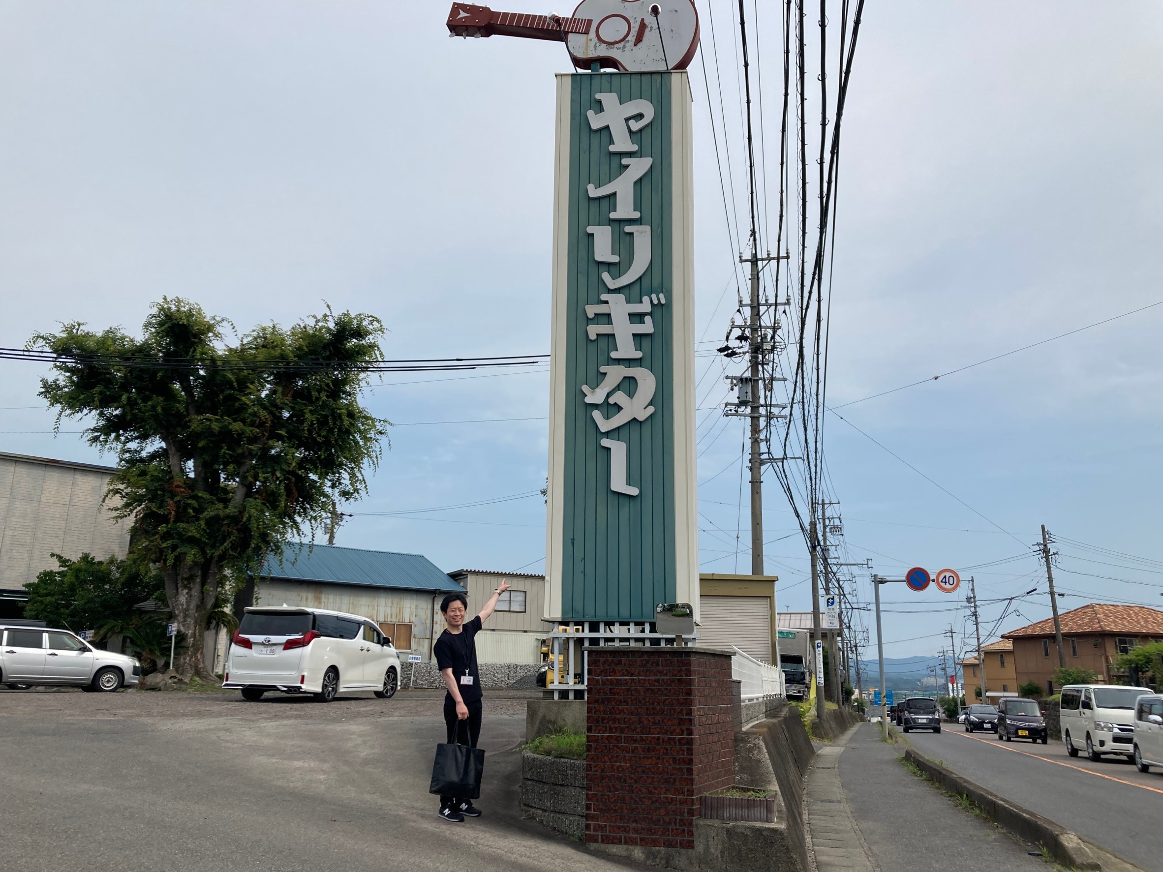アコースティックギターファンの皆様こんにちは。仙台ロフト店のM.J.吉田です。私先日ヤイリ工場に行ってまいりました。今回はヤイリ工場の魅力をお伝えすべくレポートを作成いたしましたので、是非ご覧くださいませ。 CONTENTS1日目〜工場見学〜2日目〜オーダー品考案〜K.Yairiギターはオンラインス […]